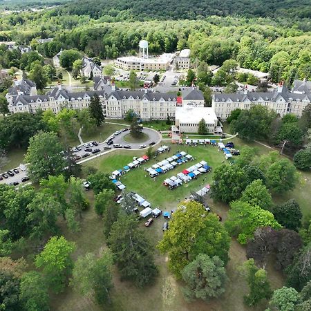 Condo On State Hospital Grounds! Traverse City Zewnętrze zdjęcie