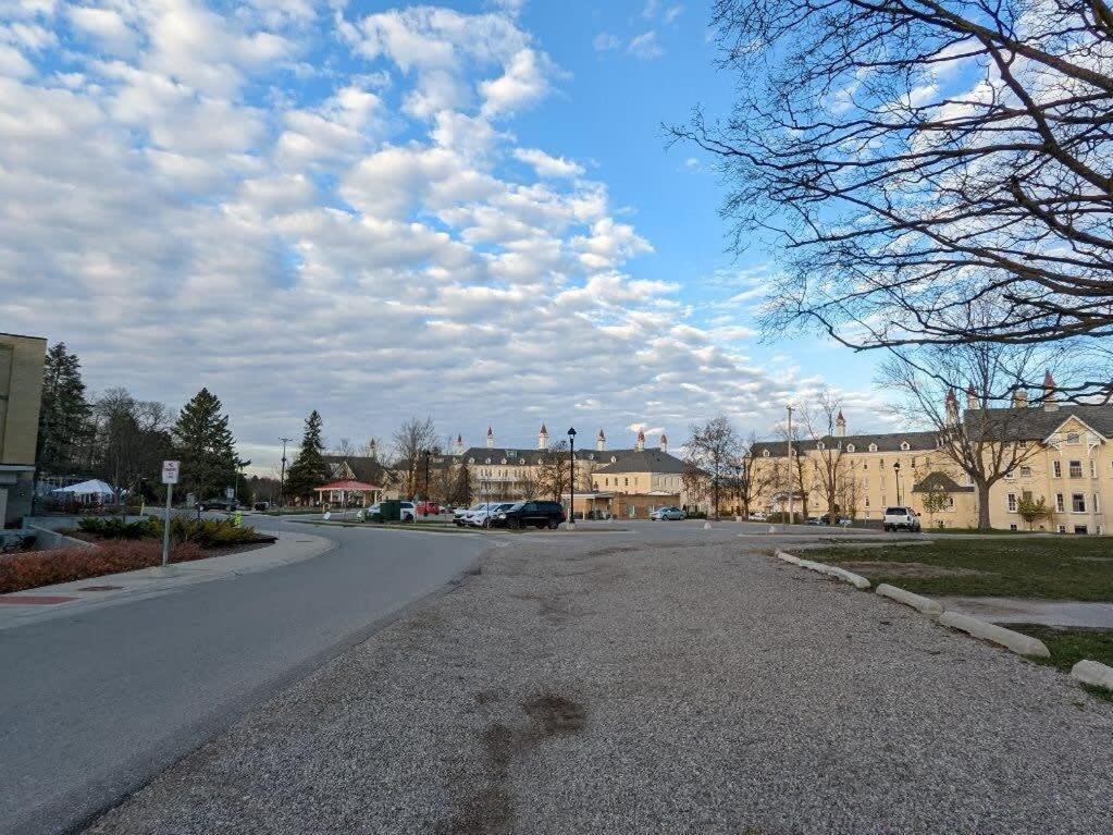 Condo On State Hospital Grounds! Traverse City Zewnętrze zdjęcie